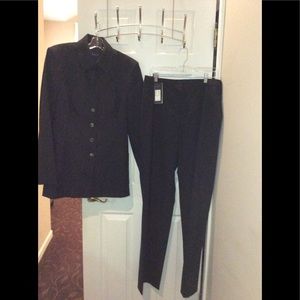 Woman’s 2 piece Pant Suit. Perfect condition.